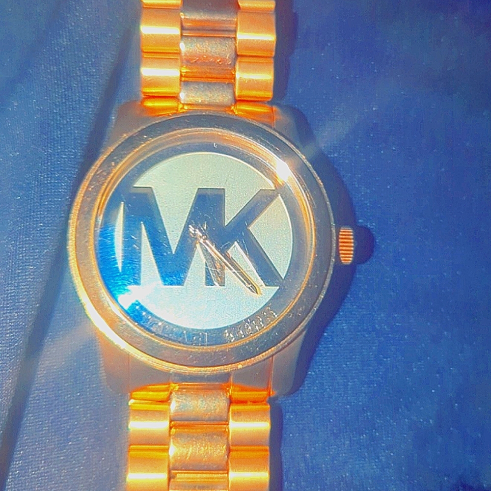 MENS GOLD MICHAEL KORS WATCH ⌚✅ GREAT USED CONDITION, LIKE NEW. NEEDS A BATTERY!